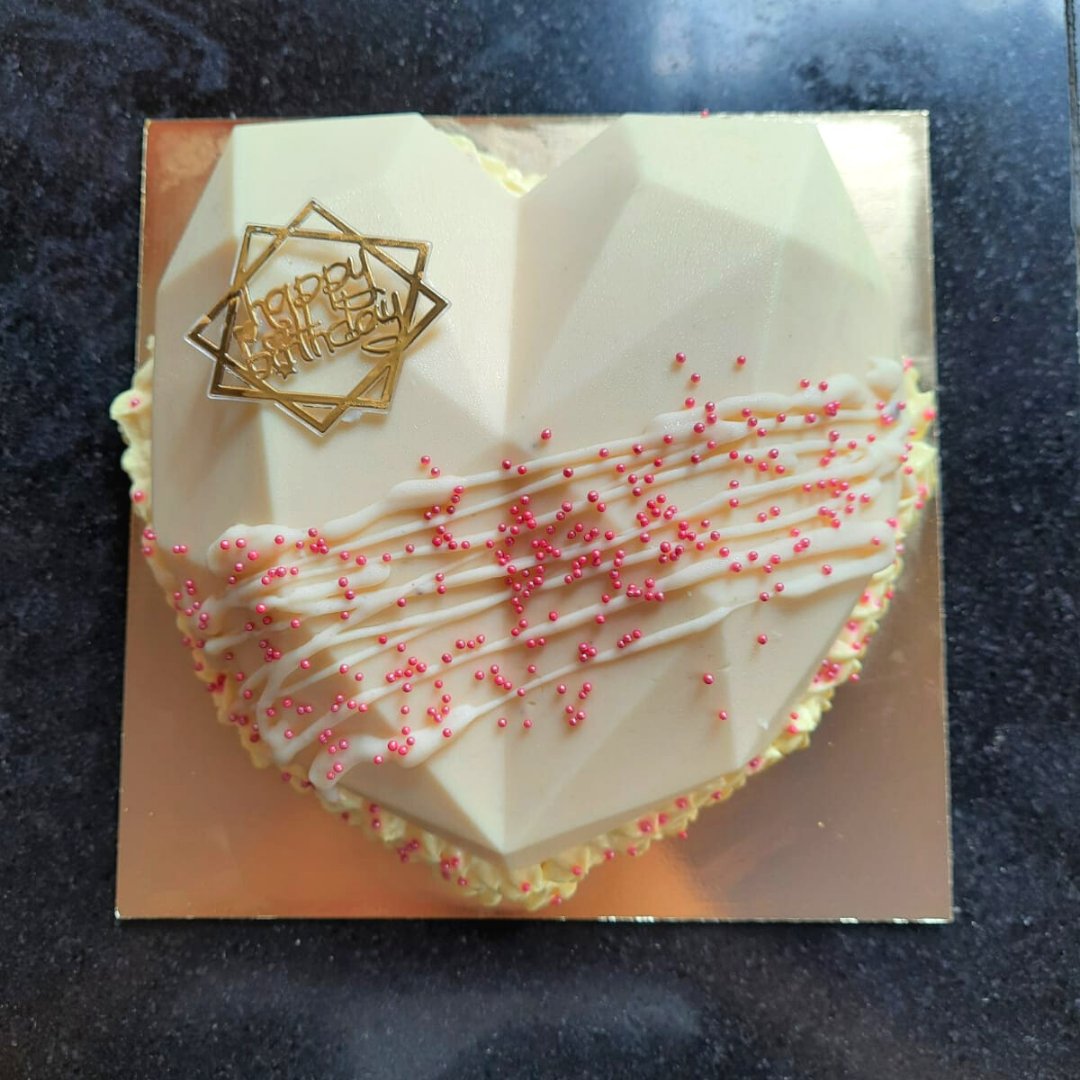 CraftsnCream's tweet photo. Happiness is an unexpected #surprise that lies under #pinata

#love #cakesofinstagram #cakes #heart #geoheart #birthday #gifts #chocolate #instagood #baker #mumbaikar #mumbai #mumbaifoodie #celebrations #authenticity #eggless #cakesofindia #hammercake #smashcake #craftsncream https://t.co/LR9lFbrFpI