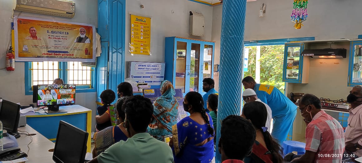 Bharatgas_Tuticorin (@bpcltuticorin) on Twitter photo #OneCroreMore Live Telecast PMUY 2.0 launch today at various distributorships of Tuticorin Territory For release of additional 1.0 Crore free gas connections across India
#PMUjjwala2 
<a href="/BPCLLPG/">Bharat Petroleum LPG</a> <a href="/BPCLimited/">Bharat Petroleum</a> <a href="/s_dhanapal/">S.Dhanapal_BPCL</a> <a href="/Santosh72087448/">Santosh Kumar</a> <a href="/BPCLSRLPG/">Bharatgas_south</a> <a href="/bharatgastnp/">BPCL Rasayani LPG</a> #OneCroreMore Live Telecast PMUY 2.0 launch today at various distributorships of Tuticorin Territory For release of additional 1.0 Crore free gas connections across India
#PMUjjwala2 
<a href="/BPCLLPG/">Bharat Petroleum LPG</a> <a href="/BPCLimited/">Bharat Petroleum</a> <a href="/s_dhanapal/">S.Dhanapal_BPCL</a> <a href="/Santosh72087448/">Santosh Kumar</a> <a href="/BPCLSRLPG/">Bharatgas_south</a> <a href="/bharatgastnp/">BPCL Rasayani LPG</a>