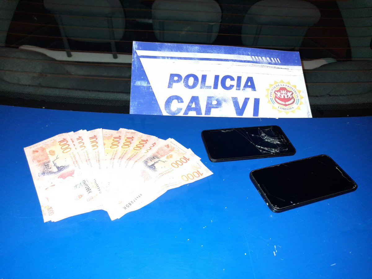 PoliciaCbaOf's tweet photo. #Operativo en Bº IPV Policial, donde personal del #CAPVI procedió a la #Aprehensión de un hombre que se conducía en un vehículo Fiat Siena, quien habría cometido un ilícito. Se secuestró el rodado en el que se conducía, dinero presuntamente apócrifo y 2 celulares. https://t.co/AtzDEdYfIL