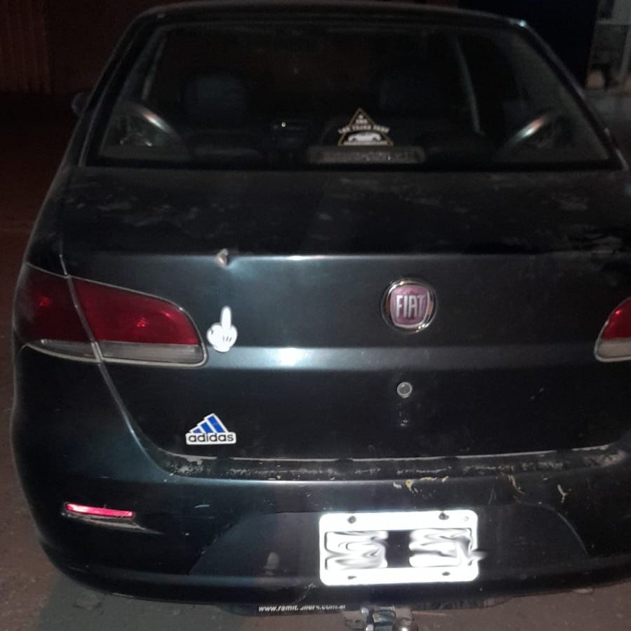 PoliciaCbaOf's tweet photo. #Operativo en Bº IPV Policial, donde personal del #CAPVI procedió a la #Aprehensión de un hombre que se conducía en un vehículo Fiat Siena, quien habría cometido un ilícito. Se secuestró el rodado en el que se conducía, dinero presuntamente apócrifo y 2 celulares. https://t.co/AtzDEdYfIL