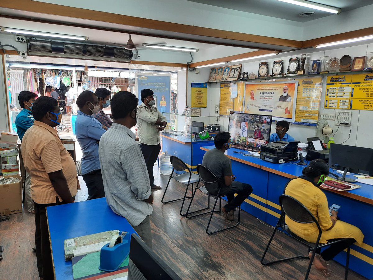 Bharatgas_Tuticorin (@bpcltuticorin) on Twitter photo #OneCroreMore Live Telecast PMUY 2.0 launch today at various distributorships of Tuticorin Territory For release of additional 1.0 Crore free gas connections across India
#PMUjjwala2 
<a href="/BPCLLPG/">Bharat Petroleum LPG</a> <a href="/BPCLimited/">Bharat Petroleum</a> <a href="/s_dhanapal/">S.Dhanapal_BPCL</a> <a href="/Santosh72087448/">Santosh Kumar</a> <a href="/BPCLSRLPG/">Bharatgas_south</a> <a href="/bharatgastnp/">BPCL Rasayani LPG</a> #OneCroreMore Live Telecast PMUY 2.0 launch today at various distributorships of Tuticorin Territory For release of additional 1.0 Crore free gas connections across India
#PMUjjwala2 
<a href="/BPCLLPG/">Bharat Petroleum LPG</a> <a href="/BPCLimited/">Bharat Petroleum</a> <a href="/s_dhanapal/">S.Dhanapal_BPCL</a> <a href="/Santosh72087448/">Santosh Kumar</a> <a href="/BPCLSRLPG/">Bharatgas_south</a> <a href="/bharatgastnp/">BPCL Rasayani LPG</a>