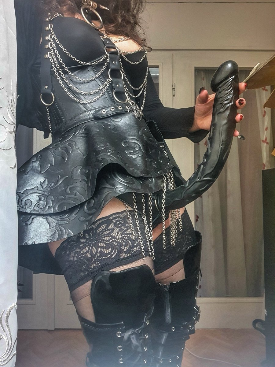 Who want to feel this?

#leather #leatherskirt #fetishism #leatherfetish #fetish #domina #dominatrix #goddes #blackdick #longdick #sex #bdsm