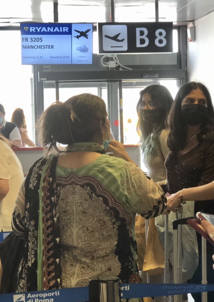 smenichini's tweet photo. Non penso ne abbiano bisogno, comunque, tempo di andare a consolarli #flytoengland #englishsummer https://t.co/kYZP5qbsD7