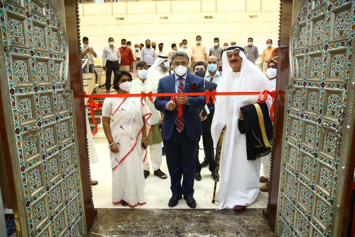 indembkwt's tweet photo. As part of #IndianHandloomWeekInKuwait Ambassador inaugurated the Indian Handloom Week Celebration at Indian Heritage, Kuwait. A rich variety of Indian handloom clothes, from all regions of India are at display. #MyHandloomMyPride https://t.co/2kIbJdZwVh