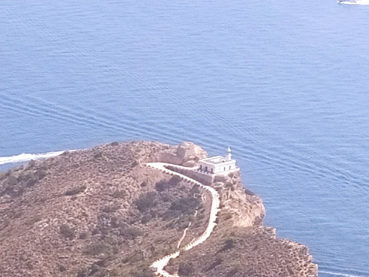 No és precisament un <a href="/PoblesValAbando/">Pobles Abandonats</a>, al menys a l'estiu 😜, però les vistes des de l'Alt del governador cap a #Altea són fantàstiques! I el Faro de l'Albir 😙👌