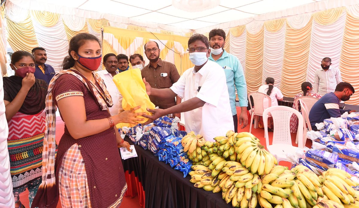 Udhaystalin's tweet photo. கொரோனா ஏற்படுத்திய நெருக்கடியிலிருந்து விடுபட தடுப்பூசியிட்டுக்கொள்வதே சிறந்த வழி. அதன்படி, சேப்பாக்கம்,62-வது வட்டம், வெங்கடேசன் தெரு பகுதியில் கொரோனா தடுப்பூசி முகாமை நடத்தினோம். பங்கேற்ற மக்களுக்கும்,ஏற்பாடு செய்த கழகத்தினருக்கும் நன்றி
@nchitrarasu @Madhanmohandmk #Jagadeesan https://t.co/2i7JXz6VT3