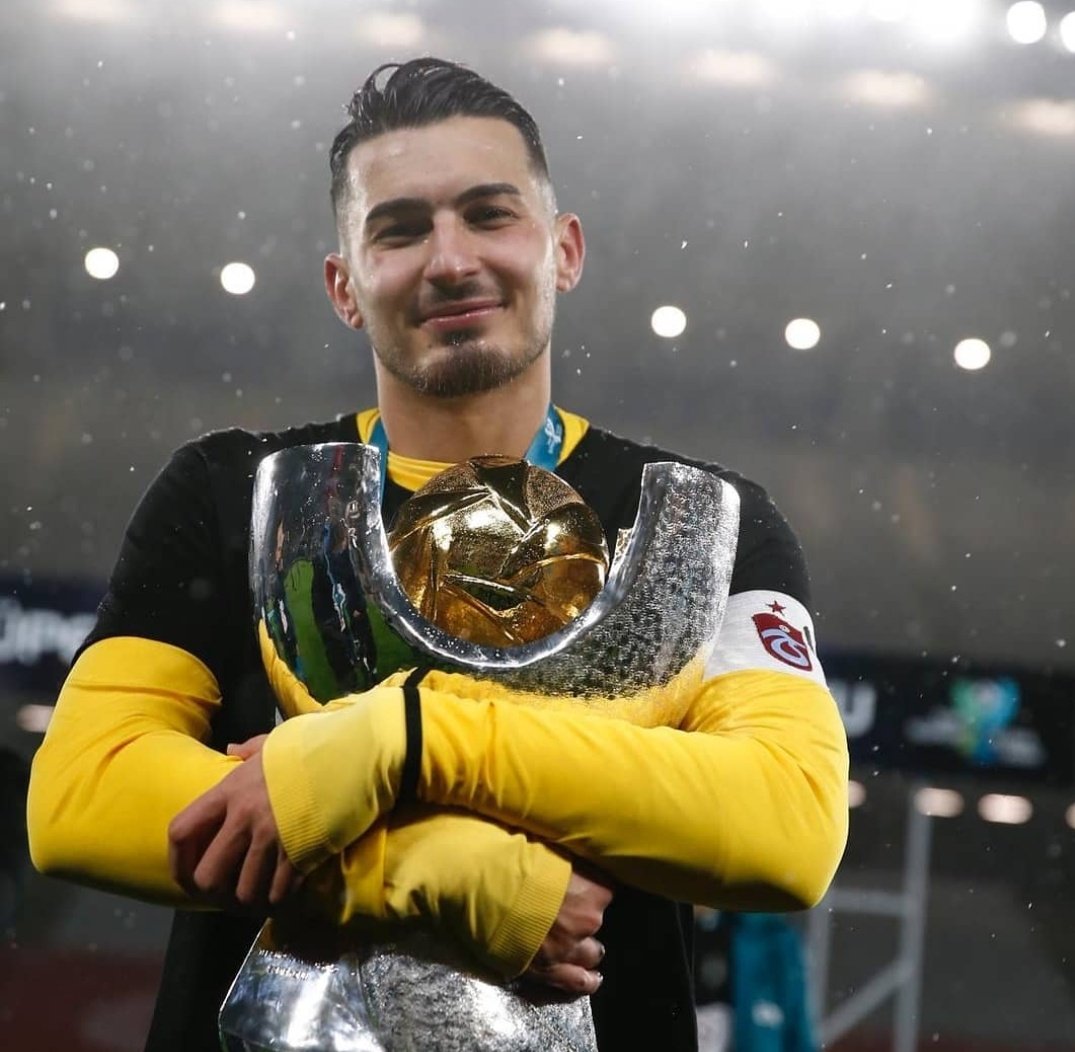 dikfutbol's tweet photo. 5 gündür isim vermeden gidebilir dediğimiz oyuncumuz Uğurcan Çakır. Şunu net olarak söyleyelim, Trabzonspor 15 milyon euro + % sonraki satıştan pay ve bir oyuncu almak istiyor. İstediğimiz iki oyuncu var biri stoper diğeri ön libero. Talip olan takım belalımız Lille :) https://t.co/wFBgZPOsc4
