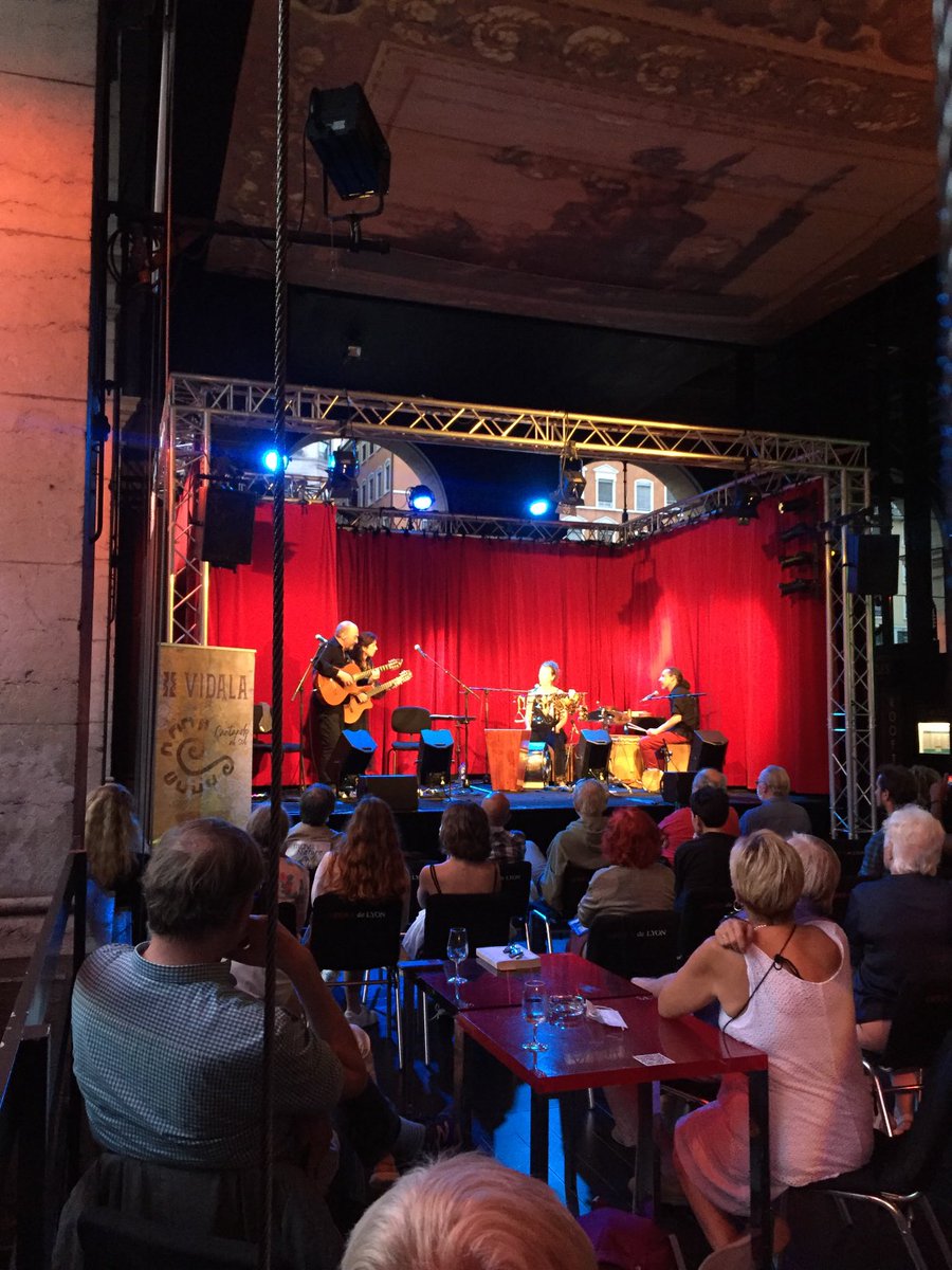 thierryrollet's tweet photo. VIDALA hier soir au Festival du Péristyle de l’Opera de Lyon... Nouveaux concerts en ce lieu enchanteur ce soir à 19h, 20h15 et 22h. Entrée libre ! Hasta pronto !!! https://t.co/ucJobLADOB https://t.co/2MEb3yn9Lw