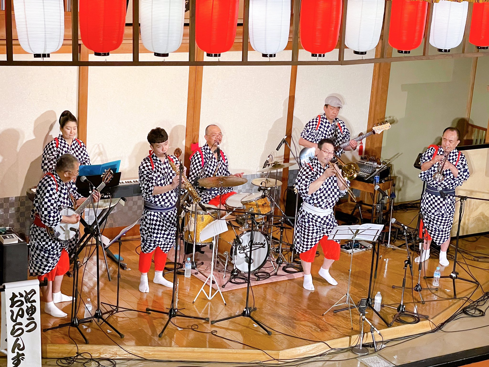 浅草演芸ホール 21年にゅうおいらんず特別興行 千穐楽が無事終了しました 素敵なお知らせ 11月3日 水 にゅうおいらんずの アナログレコードの発売が決定致しました 今回来られなかった方も 会場の雰囲気が楽しめますし 直接ご覧にな 浅草演芸ホール 21年にゅうおいらんず特別興行 千穐楽が無事終了しました 素敵なお知らせ 11月3日 水 にゅうおいらんずの アナログレコードの発売が決定致しました 今回来られなかった方も 会場の雰囲気が楽しめますし 直接ご覧にな