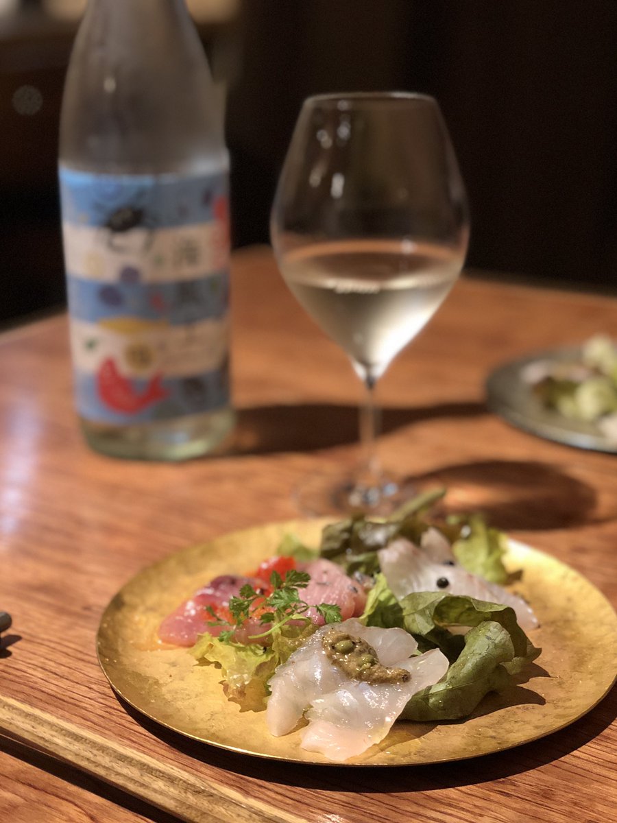JGC_map's tweet photo. 【酒とビストロKARASU】
@東京：門前仲町駅1番出口より徒歩1分

「日本酒に合う西洋料理」をコンセプトに、醤油、味噌を使わないおつまみと、それに合わせた日本酒ペアリングが楽しめる参道脇の人気店。酒質により錫、銅、陶器を使い分けてつけるこだわりの燗酒が特におすすめ。清澄と蔵前に姉妹店あり https://t.co/YUIaniUniB