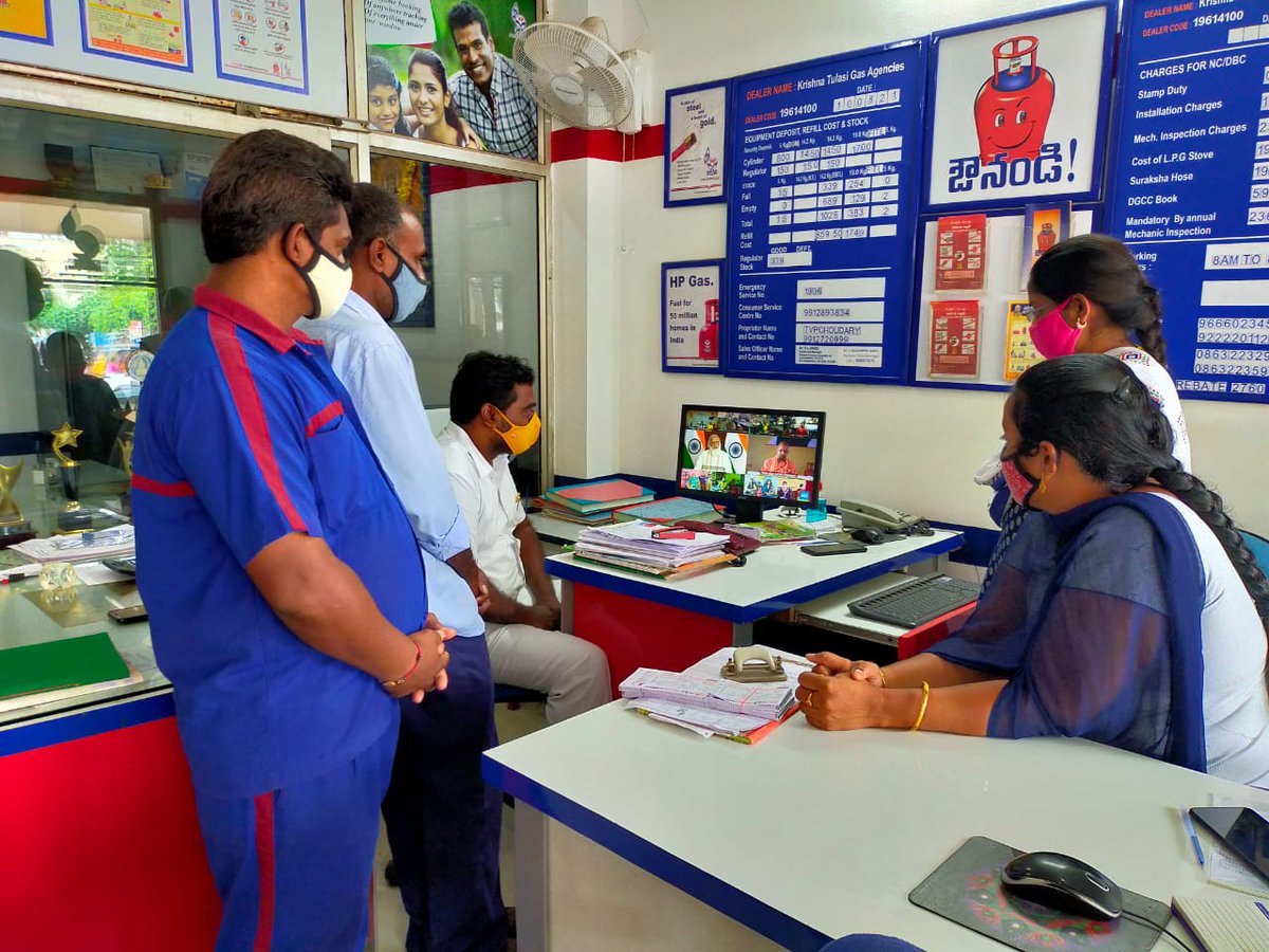 Jagadeesh89856's tweet photo. Live telecast of launch of #PMUjjwala2 by Hon'ble Prime minister at showrooms of @HPCL LPG distributorships of Guntur District @meduri2010 @GLNaidu3 @Avinashhpcl @anujjain1906 @RKumarmp @nalli_srinivas @Rg03Goel https://t.co/O5XJ1RWKOS