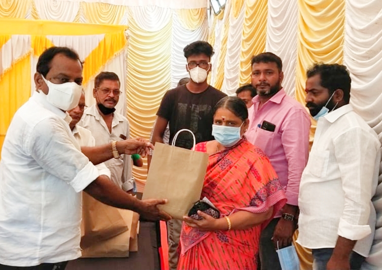 Udhaystalin's tweet photo. திருவல்லிக்கேணி பகுதி, துலுக்கானத்தம்மன் கோயில் தெரு பகுதியில் இன்று நடைபெற்ற கொரோனா தடுப்பூசி முகாமில், பொதுமக்கள் ஆர்வத்துடன் பங்கேற்றனர். இந்த முகாமினை சிறப்பாக நடத்திய மருத்துவக்குழு - கழகத்தினர், ஒத்துழைப்பு தந்த தொகுதி மக்களுக்கு நன்றி.
@nchitrarasu #ARPMKamaraj #Ravi https://t.co/bVuG1zjqv7
