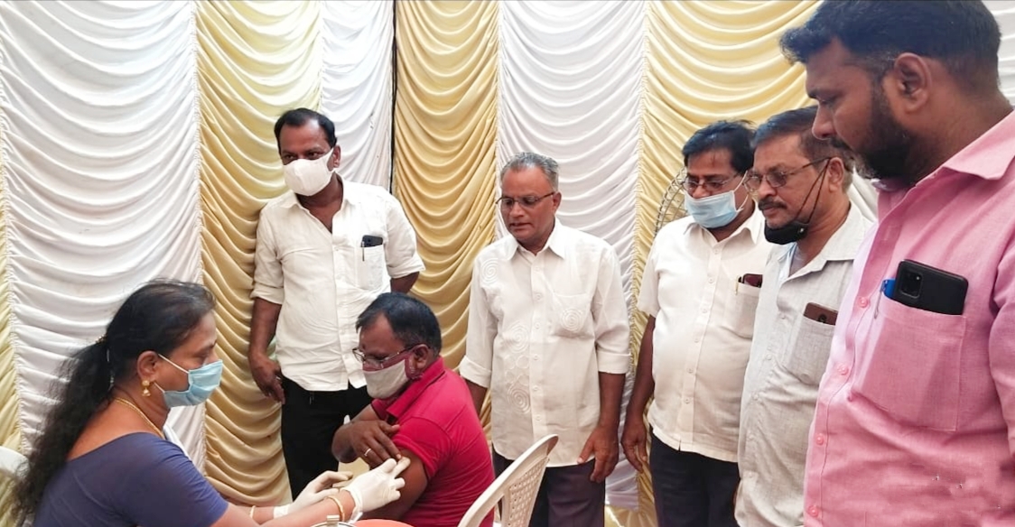 Udhaystalin's tweet photo. திருவல்லிக்கேணி பகுதி, துலுக்கானத்தம்மன் கோயில் தெரு பகுதியில் இன்று நடைபெற்ற கொரோனா தடுப்பூசி முகாமில், பொதுமக்கள் ஆர்வத்துடன் பங்கேற்றனர். இந்த முகாமினை சிறப்பாக நடத்திய மருத்துவக்குழு - கழகத்தினர், ஒத்துழைப்பு தந்த தொகுதி மக்களுக்கு நன்றி.
@nchitrarasu #ARPMKamaraj #Ravi https://t.co/bVuG1zjqv7