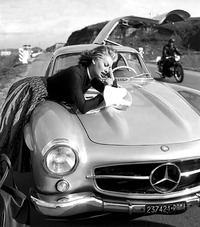 SOPHIA LOREN'S 300 SL
Deze Mercedes-Benz 300 SL Vleugeldeur is niemand minder geweest dan de filmlegende Sophia Loren. Octane's  Italiaanse correspondent dook in de fascinerende historie van deze superauto avant la lettre.
Lees het verhaal in het nieuwste nummer van Octane.