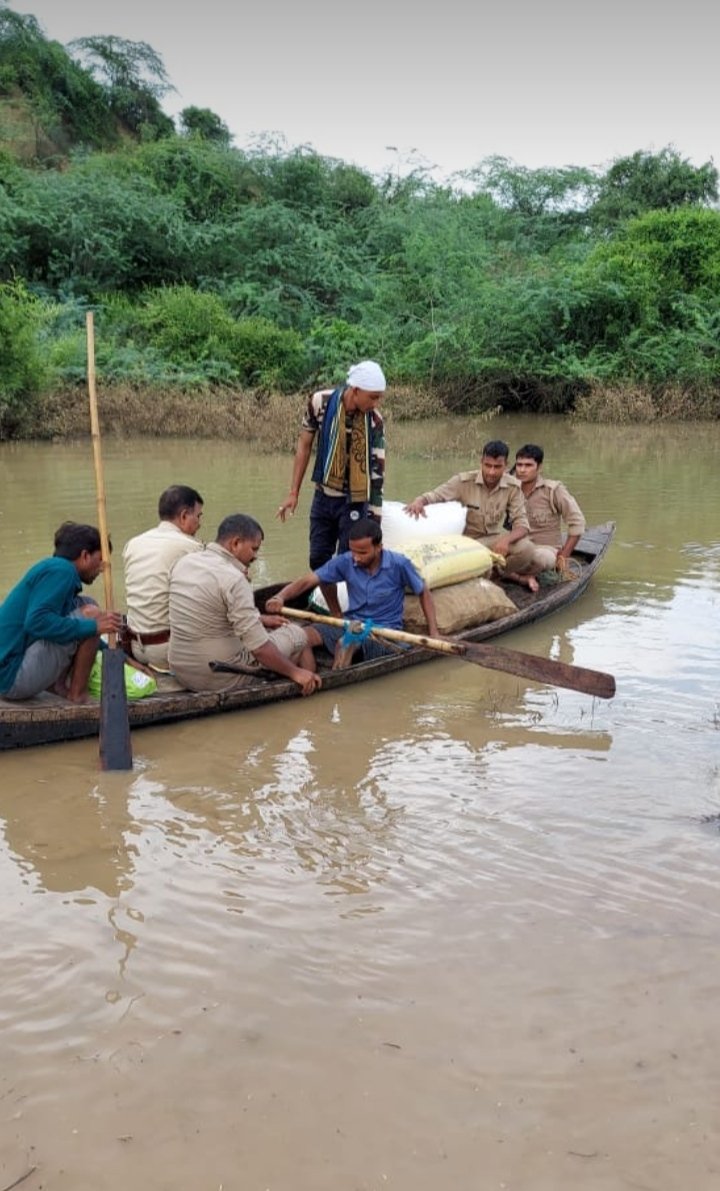 etawahpolice's tweet photo. यमुना व चंबल नदी में आई बाढ़ के कारण नदी किनारे बसे गांव के बाढ़ पीड़ितों को SSP डॉ0 बृजेश कुमार सिंह के निर्देशन में #Etawahpolice द्वारा गांव-गांव पहुंचकर हर संभव मदद करते हुए राहत एवं बचाव कार्य के साथ प्रभावित लोगों को भोजन/खाद्य सामग्री पहुंचा कर उनकी सहायता की जा रही है। https://t.co/gZYnJx5fg6