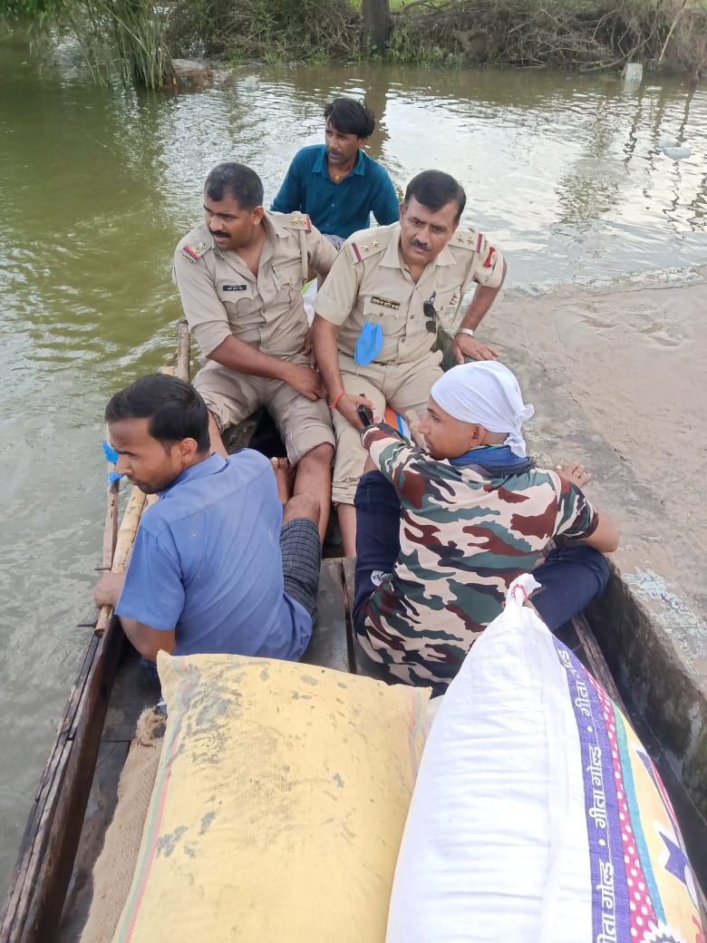 etawahpolice's tweet photo. यमुना व चंबल नदी में आई बाढ़ के कारण नदी किनारे बसे गांव के बाढ़ पीड़ितों को SSP डॉ0 बृजेश कुमार सिंह के निर्देशन में #Etawahpolice द्वारा गांव-गांव पहुंचकर हर संभव मदद करते हुए राहत एवं बचाव कार्य के साथ प्रभावित लोगों को भोजन/खाद्य सामग्री पहुंचा कर उनकी सहायता की जा रही है। https://t.co/gZYnJx5fg6