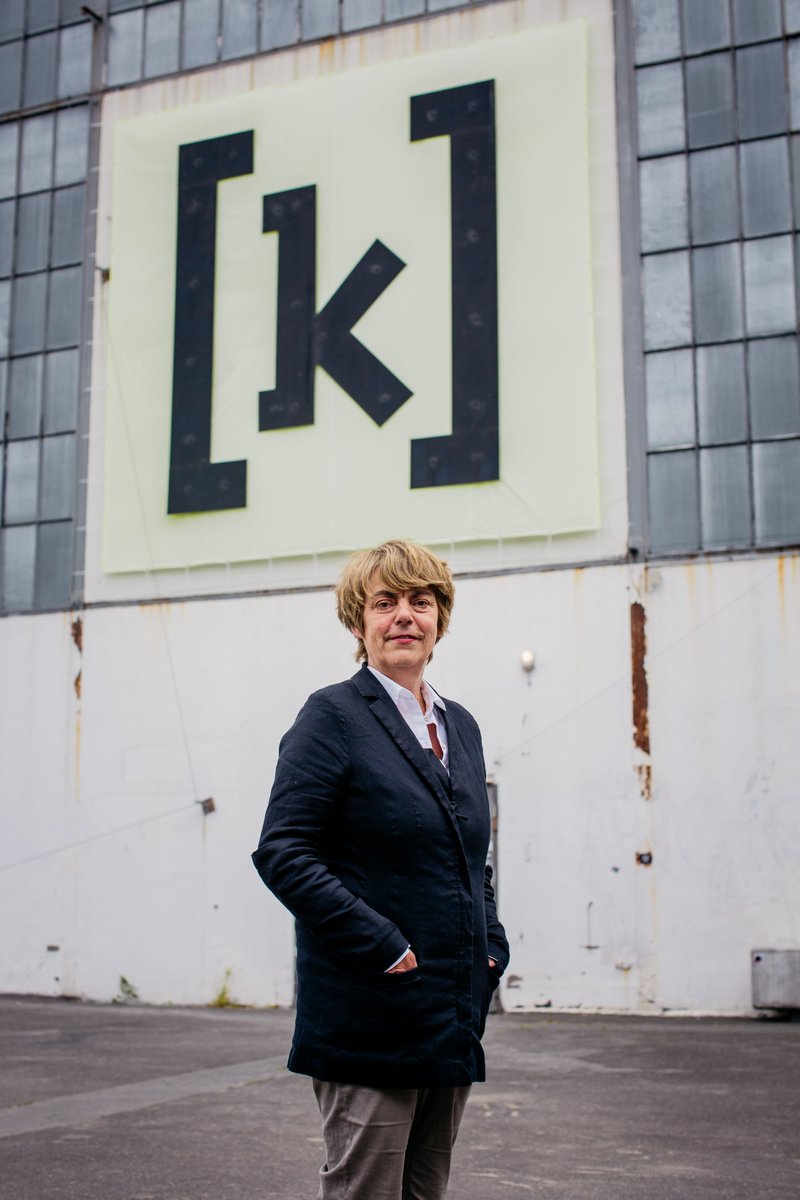 Bis 2027 bleibt <a href="/adeuflhard/">Amelie Deuflhard</a> Intendantin auf Kampnagel! Die größte kulturpolitische Herausforderung sei für sie als Leiterin eines der wichtigsten internationalen Produktionshäuser, dass als Folge der Pandemie nicht an Kultur gespart werde.
