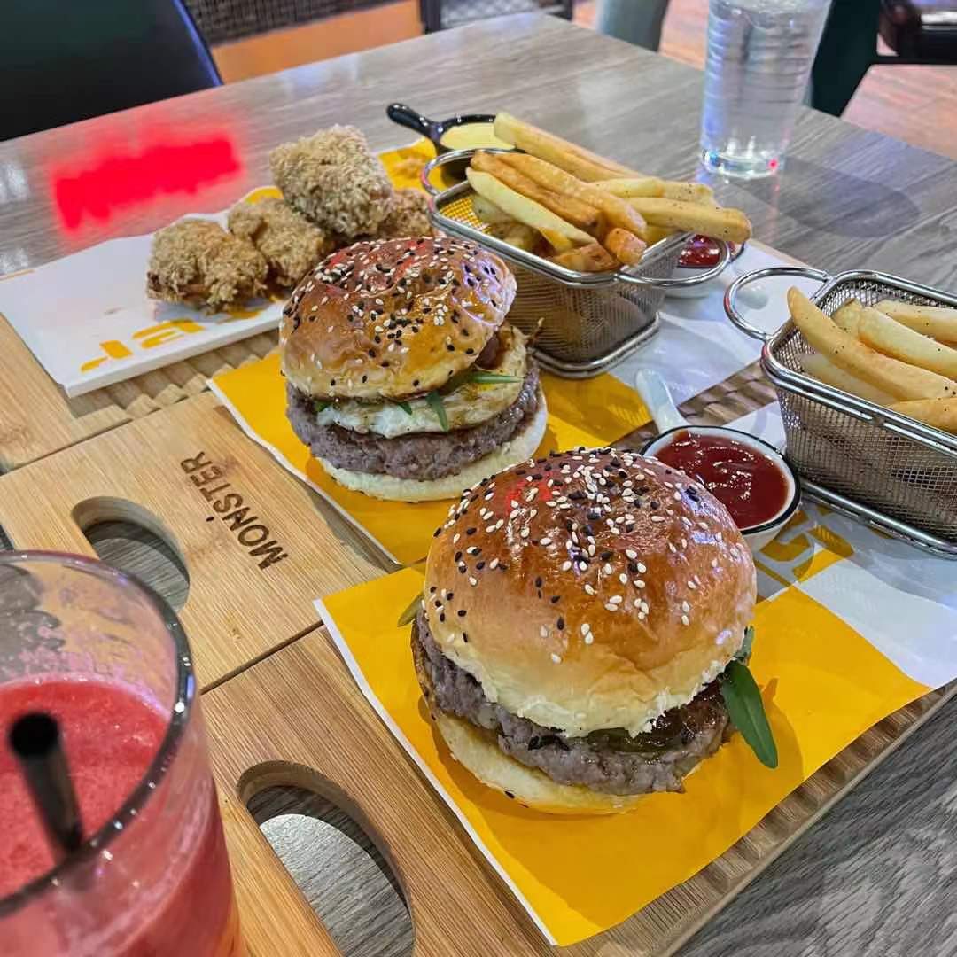 Coisini2002's tweet photo. 超爱美式汉堡🍔
#hamburger https://t.co/HMyY6f9NsS
