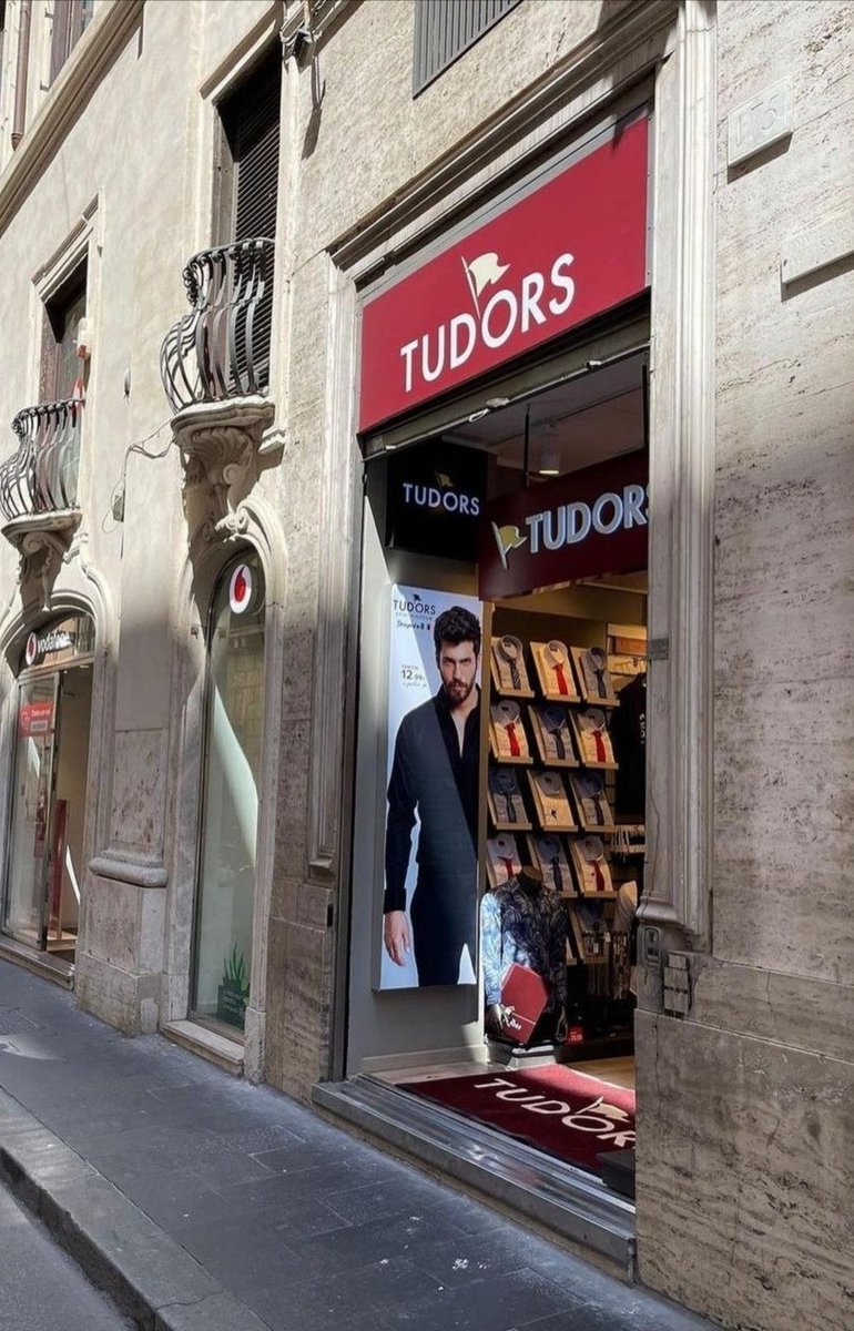 Tutti a comprare camicie a Roma 😂😂😂❤ <a href="/tudorsofficial/">TUDORS</a>  #CanYaman