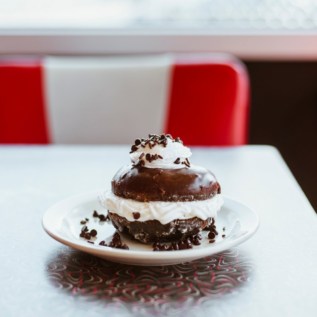 Our donuts are a work of art! The taste? Beyond words. Stop in and pick one up, you'll know what we mean! 🍩
#donutsdelite #donutsdeliteeverybody #empireatculver