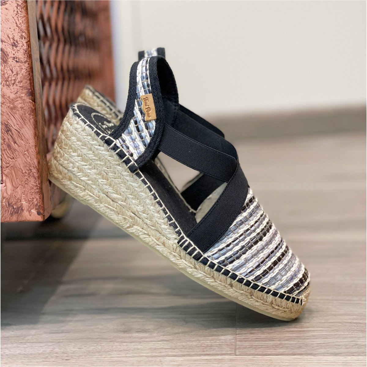 AlPargataUris's tweet photo. Complete your summer looks with our Terra-MA Espadrille.🖤🌾
♡
Available at City Centre Al Zahia Mall- Sharjah, UAE - 3rd Floor, Next to Tony Romas &amp; Bowling
♡ 
Buy or check the price by tapping on the shoe. More info? click in our Bio @alpargatauris.com 👈

#AlpargataUris https://t.co/jpbBdfzK57