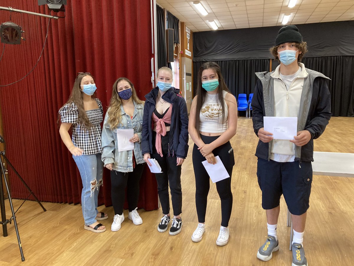 YsgolLlanhari's tweet photo. Dymuniadau gorau i chi ar gam  nesaf eich taith addysgol! Pob lwc yn y brifysgol! Best wishes for the future! @RCTCouncil @CSCJES @BBCCymruFyw @YGGGLlantrisant @DolauSchool @YGGTonyrefail https://t.co/tJOzoj58SP