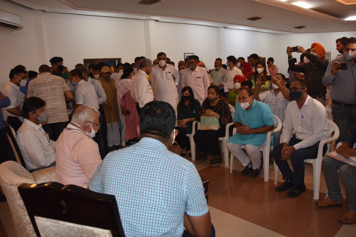 LibrariansVoice's tweet photo. माननीय मुख्यमंत्री महोदय से हरियाणा में पुस्तकालयों के विकास के बारे में बातचीत करते हुए संघ के अध्यक्ष डॉ नरेंद्र कुमार चिमनी जी व अन्य साथी गण। मुख्यमंत्री जी ने आश्वस्त किया कि जल्द ही हरियाणा पुस्तकालय अधिनियम, 1989 लागू किया जाएगा। https://t.co/1BwDNYl6dT