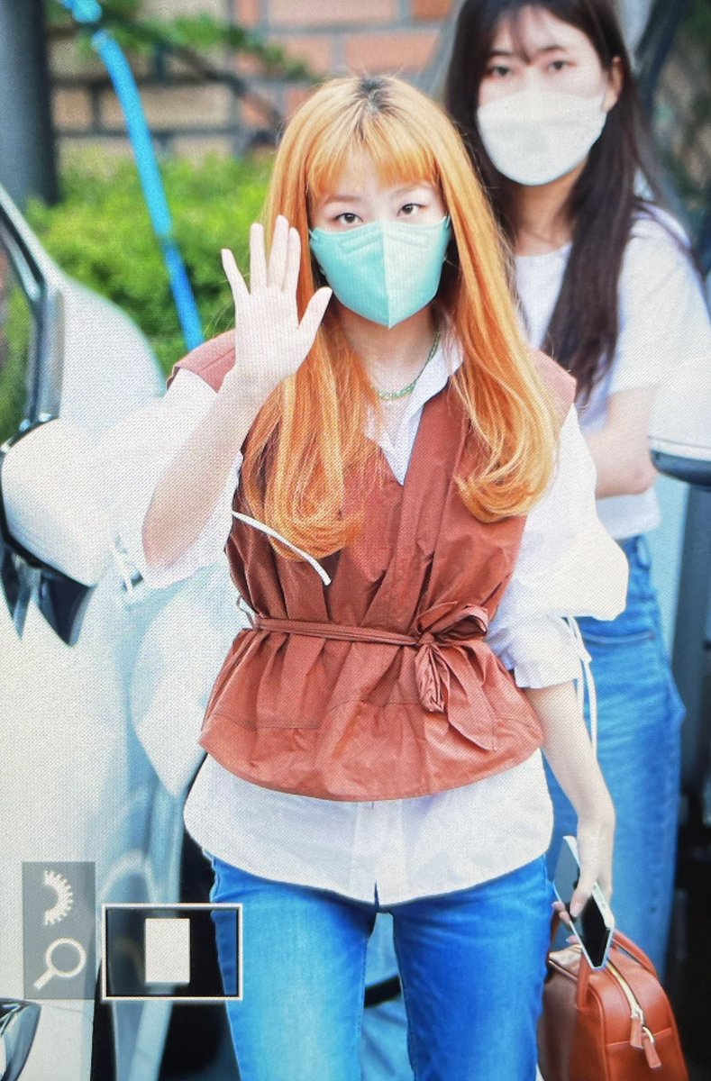 LUMINOUS_940210's tweet photo. 210810 슬기🏡 출근

#레드벨벳 #RedVelvet #SEUlGI #슬기 https://t.co/8sKP2gqOmH