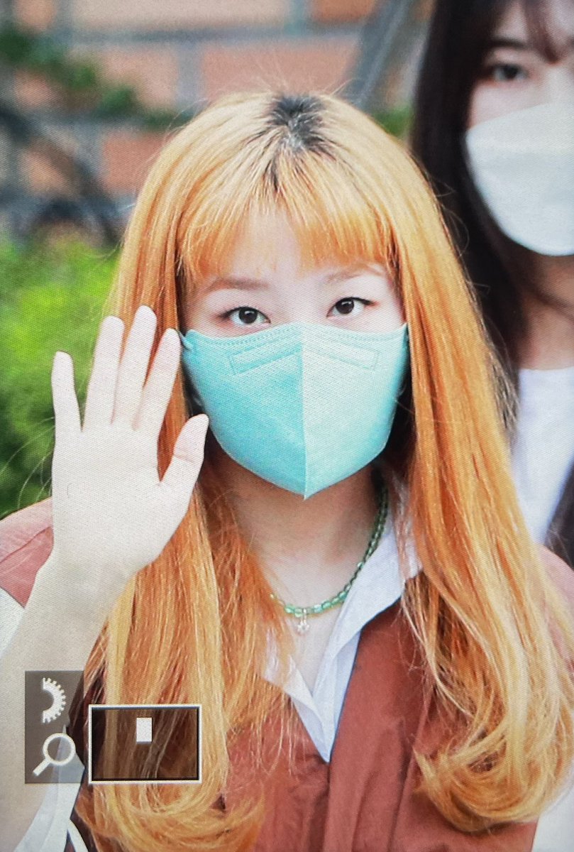 LUMINOUS_940210's tweet photo. 210810 슬기🏡 출근

#레드벨벳 #RedVelvet #SEUlGI #슬기 https://t.co/8sKP2gqOmH