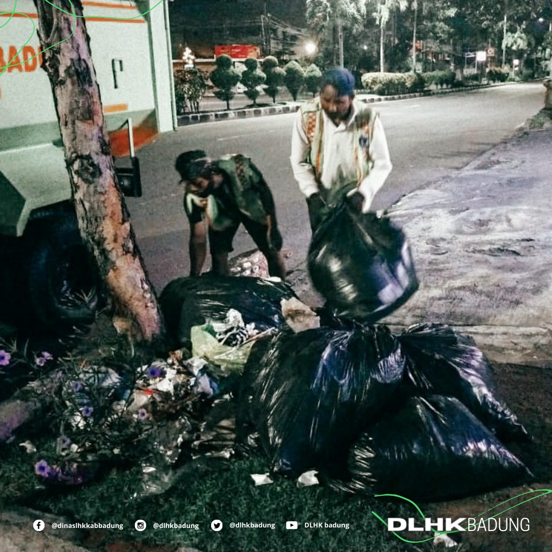 Selasa, pukul 05:30 wita, pada tanggal 10 agustus 2021, Dinas Lingkungan Hidup dan Kebersihan Kabupaten Badung melakukan Kegiatan rutin pengangkutan sampah yang dilakukan oleh petugas kebersihan disepanjang jalan sunset road kecamatan kuta demi mewujudkan Badung bersih (BARES)