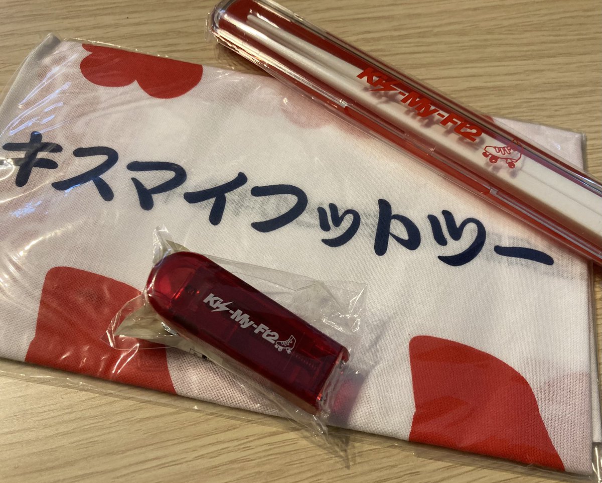 tai_jun_625622's tweet photo. キスマイデビュー10周年おめでとう㊗
10年前にドハマりしたきっかけのDVDと初シングル、そして劇的にダサかった(笑)グッズ達が懐かしい。今は可愛いの作ってもらえて良かったよ。
このシングル聞くために夜な夜なドライブしてたなぁ
#キスマイ10周年 #ベスキス https://t.co/KQ6Wb8JI3m