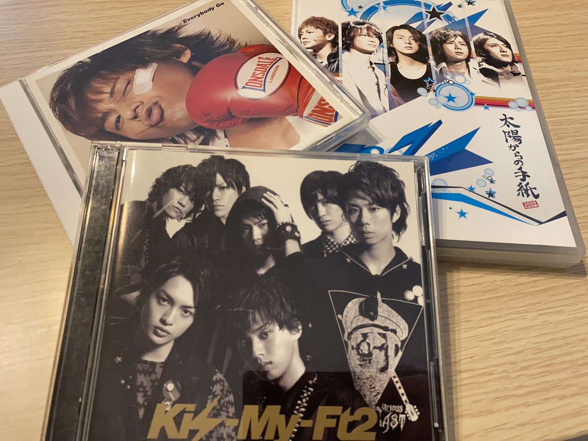 tai_jun_625622's tweet photo. キスマイデビュー10周年おめでとう㊗
10年前にドハマりしたきっかけのDVDと初シングル、そして劇的にダサかった(笑)グッズ達が懐かしい。今は可愛いの作ってもらえて良かったよ。
このシングル聞くために夜な夜なドライブしてたなぁ
#キスマイ10周年 #ベスキス https://t.co/KQ6Wb8JI3m