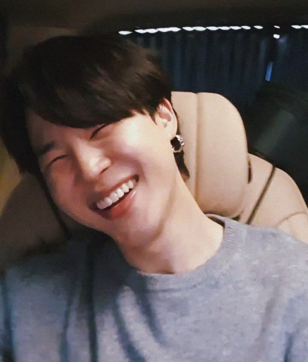 eternalsjeon's tweet photo. —Abro hilo de las fotos de Jimin en el live por si las necesitas ♡ @BTS_twt https://t.co/i2Twl7CcLz