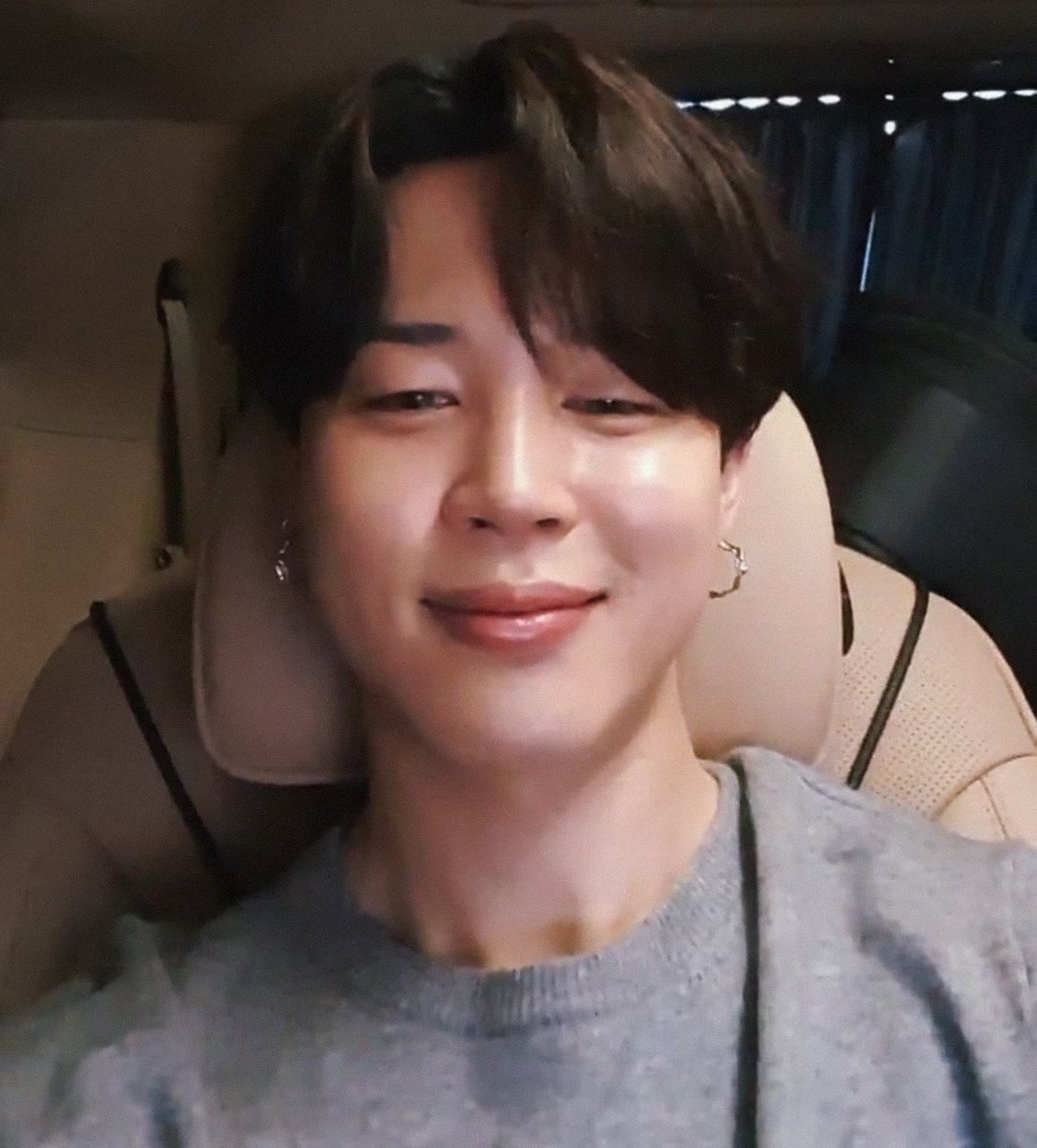 eternalsjeon's tweet photo. —Abro hilo de las fotos de Jimin en el live por si las necesitas ♡ @BTS_twt https://t.co/i2Twl7CcLz
