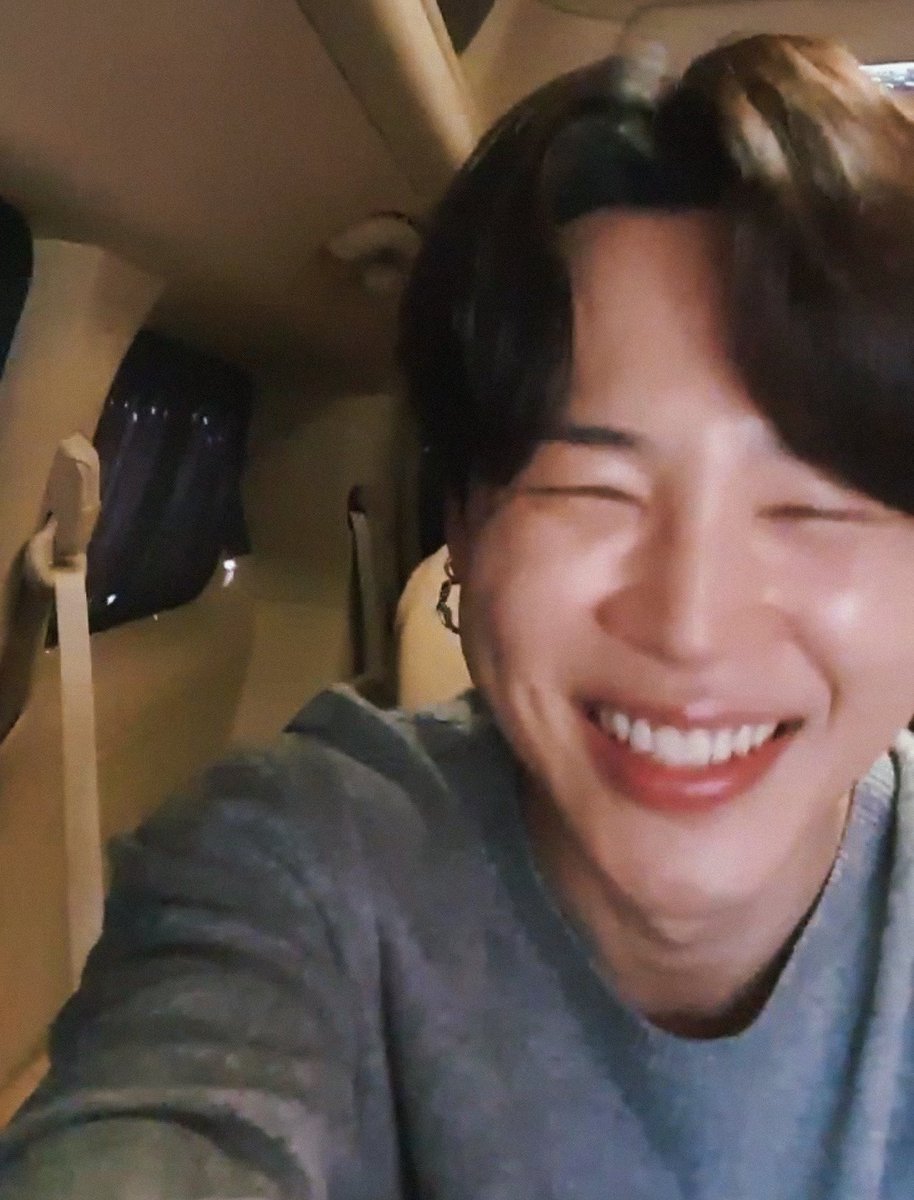 eternalsjeon's tweet photo. —Abro hilo de las fotos de Jimin en el live por si las necesitas ♡ @BTS_twt https://t.co/i2Twl7CcLz