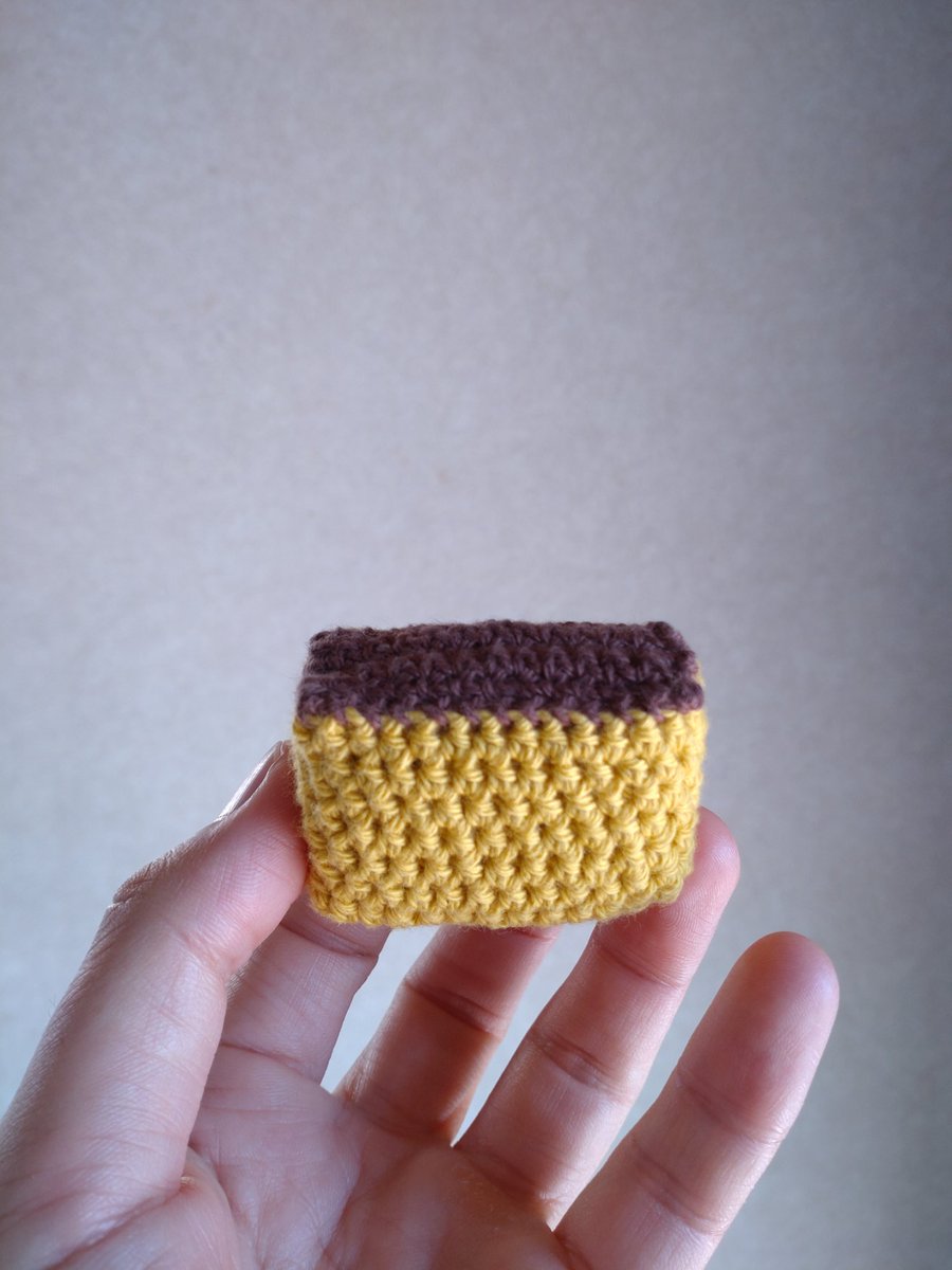TommyTommyTommy's tweet photo. カステラを編んでみました。
私にとっては新作です。

I made a  castella cake/sponge cake by crochet.
It's a new work for me.

#編む漢 #ハンドメイド #カステラ #編み菓子 #maleknitter #malecrochetter #maleAmigurumer #handmade #CastellaCake #SpongeCake https://t.co/ZAu6HFBJNa