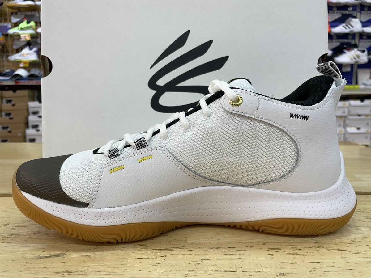 gallery2basket's tweet photo. 【新商品入荷】
UA CURRY 3Z5 
(3024764-106)

https://t.co/hnBlYqMPeT

#gallery2 #ギャラリー2 #ギャラ2 #バスケットボール #バスケ #basketball #バッシュ #nba #underarmour #underarmourbasketball #ua #sc30 #curry #curry8 #uacurry8 #currybrand #curry3z5 #curry3zero #買いたいより会いたい https://t.co/Z5MCRLk3cb
