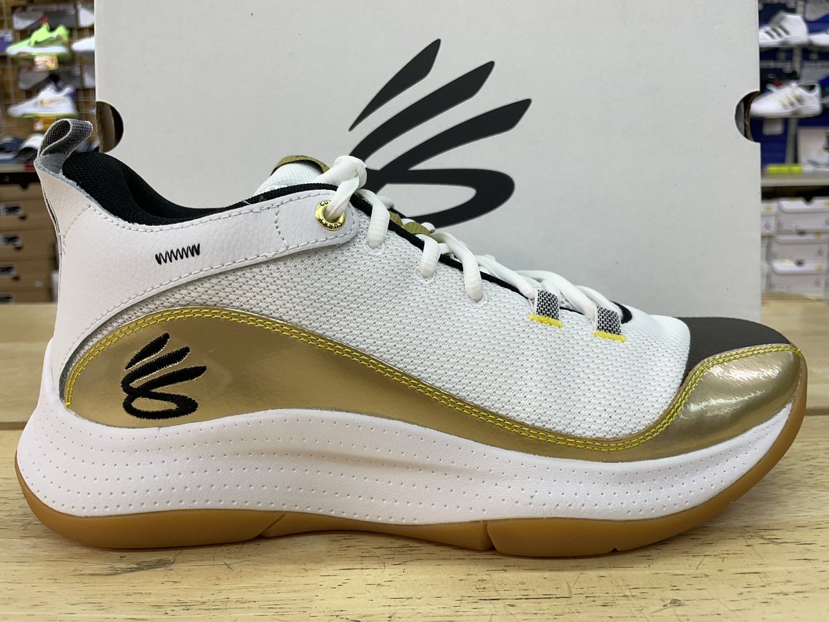 gallery2basket's tweet photo. 【新商品入荷】
UA CURRY 3Z5 
(3024764-106)

https://t.co/hnBlYqMPeT

#gallery2 #ギャラリー2 #ギャラ2 #バスケットボール #バスケ #basketball #バッシュ #nba #underarmour #underarmourbasketball #ua #sc30 #curry #curry8 #uacurry8 #currybrand #curry3z5 #curry3zero #買いたいより会いたい https://t.co/Z5MCRLk3cb