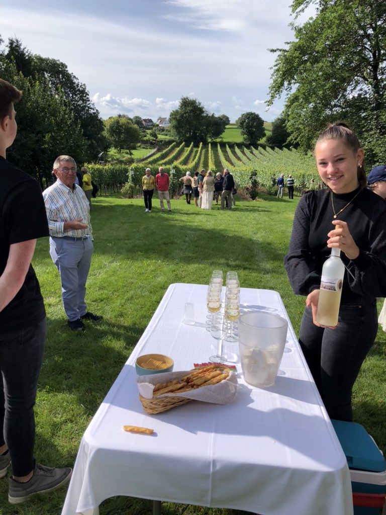 COostwegel's tweet photo. 2e dag #Cultuurtocht2021 Wijngaard de #Kruisboom #Klimmen Boerderijmuseum Weustenrade lunch wijngoed #Fromberg wandeling de #Piepert Eys , Pluktuin Fien Fleur Diner @Sint_Gerlach https://t.co/G3qi8kdGGd