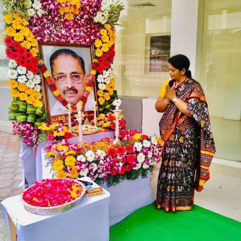 renuka_jetti's tweet photo. JETTI.BHANU PRASADGARU అంటే ఒక brand నాకు రాజకియం నేర్పక పోవచ్చు కానీ నేను ఎక్కడికి వెళ్లిన ఆయన మార్క్ కనపడుతూనే ఉంది political leader’s నుంచి ఒక SP,DSP వరకు ఓ నువ్వు భానుగారి అమ్మాయి వ అని అంటుంటే రవంత గర్వం గ ఉంది TQ nana ur long live LEGEND 🙏 https://t.co/3tVaEZ4bRK
