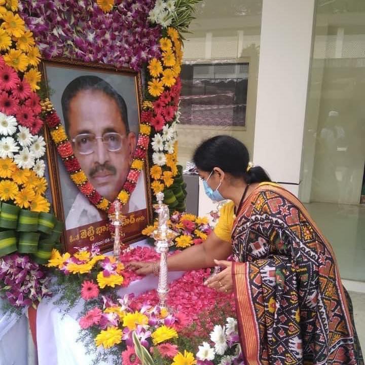 renuka_jetti's tweet photo. JETTI.BHANU PRASADGARU అంటే ఒక brand నాకు రాజకియం నేర్పక పోవచ్చు కానీ నేను ఎక్కడికి వెళ్లిన ఆయన మార్క్ కనపడుతూనే ఉంది political leader’s నుంచి ఒక SP,DSP వరకు ఓ నువ్వు భానుగారి అమ్మాయి వ అని అంటుంటే రవంత గర్వం గ ఉంది TQ nana ur long live LEGEND 🙏 https://t.co/3tVaEZ4bRK