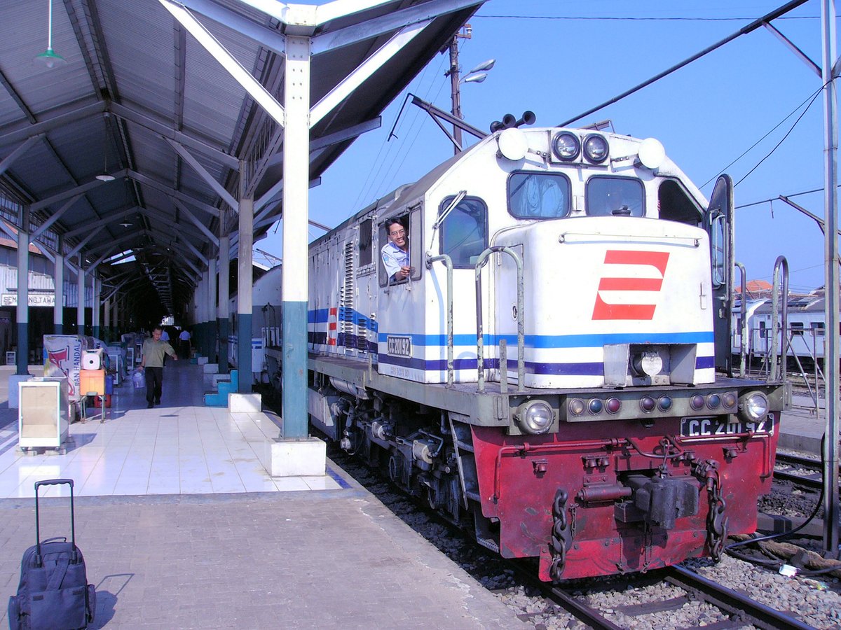 Dieng2618's tweet photo. #Kereta_Api 

鉄道旅行好き(痛勤は除く)
コロナ落ち着いたら行きたいがその頃は体力も金も無くなってそう。

そして車両の写真撮影も好きだけど予期せぬ人や物が写り込んだらか諦めますけどね。もしくはそのまま撮るか。

写真はスマラン駅(中ジャワ州)に停車中の特急。ポーズ取る運転士。ノリが良い https://t.co/X2xfJrdCBy