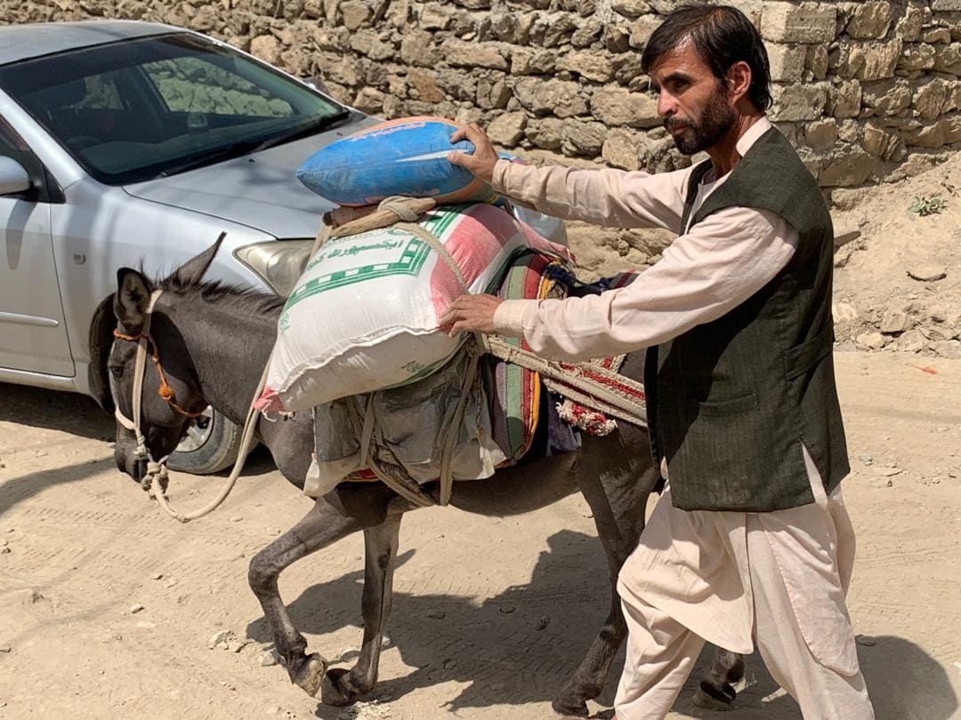 ccnpp_afg's tweet photo. برنامۀ #دسترخوان_ملی
۱۹/اسد/۱۴۰۰- برای ۱۹۷ خانوادۀ مستحق ازطریق شورای انکشافی #نذیر_آباد مربوط #فیض_آباد مرکز ولایت #بدخشان بسته‌ های کمکی توزیع شد.
..................................................................
بخش معلومات
شماره تماس: ۰۷۰۵۵۵۲۷۲۷
بخش شکایت
شماره تماس: ۳۳۳۰ https://t.co/DmqatiPKqG
