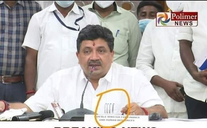 vjragav76's tweet photo. எங்கப்பா செகப்பு க்ரேயான்சு கருப்பு க்ரேயான்சு ஊதா க்ரேயான்சு எல்லாம் வாங்கி குடுத்துருக்காங்களே.. ப்ச் ப்ச் ப்ச்... https://t.co/DYGXjbQ8eC