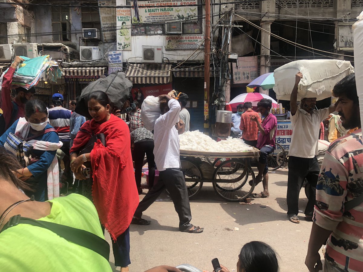 Sanjaykg5's tweet photo. Hawkers at the centre, right, left and everywhere… Authorities supporting them… Pandemic Covid 19, who is to be held responsible… Local police station, state government, central government, MCD but sufferers are the # taxpayers…@ZeeNews@ANI @narendramodi @PMO @PIBHomeAffairs https://t.co/kQEYXAyXGM