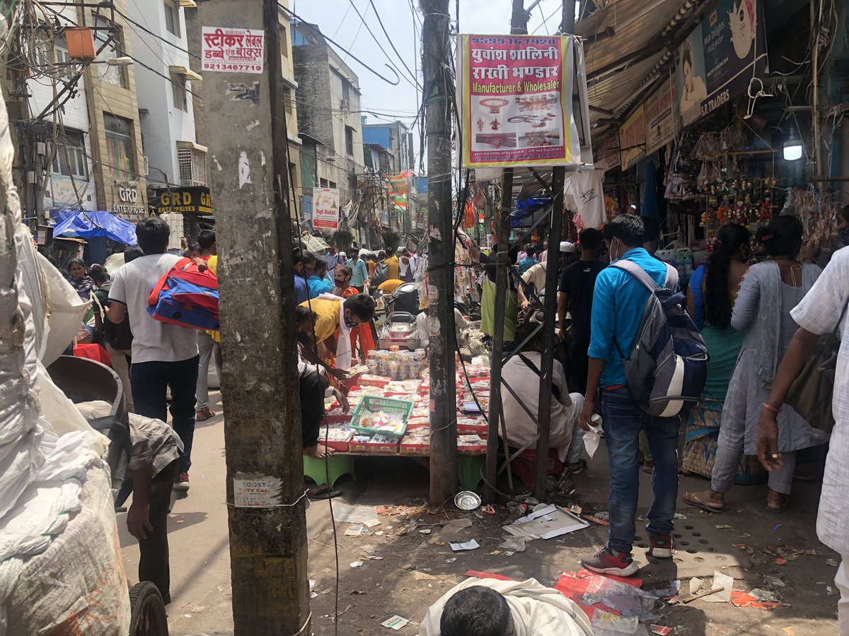Sanjaykg5's tweet photo. Hawkers at the centre, right, left and everywhere… Authorities supporting them… Pandemic Covid 19, who is to be held responsible… Local police station, state government, central government, MCD but sufferers are the # taxpayers…@ZeeNews@ANI @narendramodi @PMO @PIBHomeAffairs https://t.co/kQEYXAyXGM