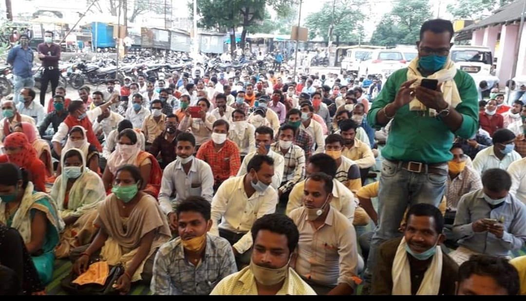 NooriKhanINC's tweet photo. ��्रांसफर और शिक्षक भर्ती से स्कूल अतिथि शिक्षक हो रहे हैं बेरोजगार। 
सिंधिया जी कहां गए तुम्हारे ढाल और तलवार।। 
जिनके लिए सड़क पर आने की करते थे वह सड़क बह गई, या दिल्ली सटक लिए। 
कहां छुपे बैठे हो गद्दार
यह पूछता है अतिथि शिक्षक परिवार।। https://t.co/bjJpzFL4KB