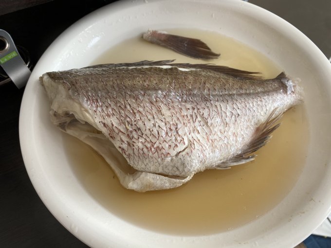 人生で初めて煮付けを作ったんですが全く上手くいかず、うどんだし風味の魚が出来上がりました。
でも身がふっくらしてて美味しかったのでいいとします。料理って難しいね。 