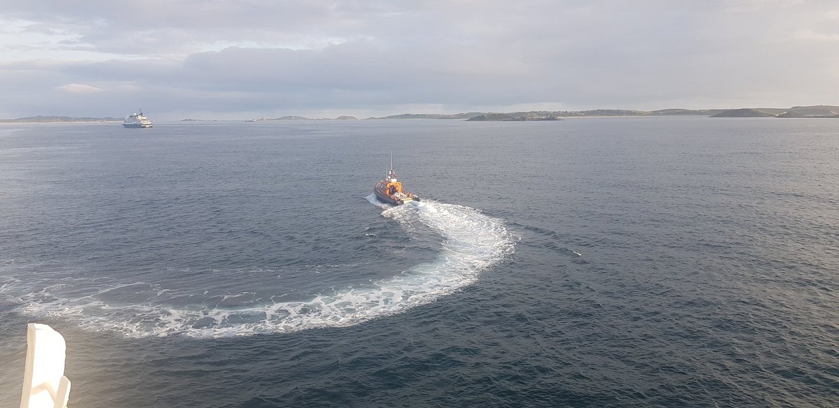 21CScotland's tweet photo. Isles of #Scilly pilot departs as @Hebcruises makes for #Lundy https://t.co/JLbG5E6j3y