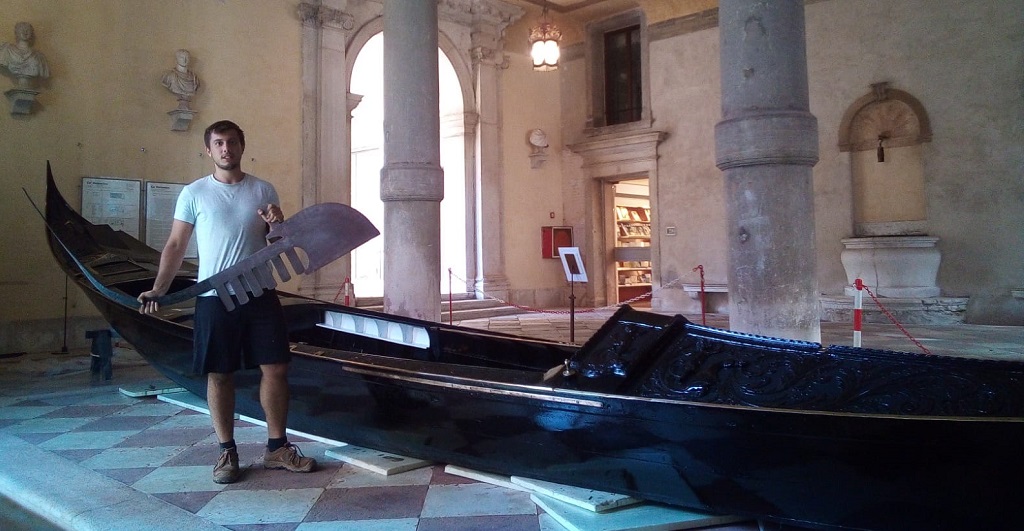UIAVenezia's tweet photo. #UIAalumni. Francesco Pavon ha fatto lo #stage di fine triennio UIA a @CaRezzonico, restaurando una #gondola. “Oggi proseguo la mia attività come libero professionista e #lavoro per privati o come collaboratore per qualche #restauratore”. https://t.co/GxWpF0P5qG